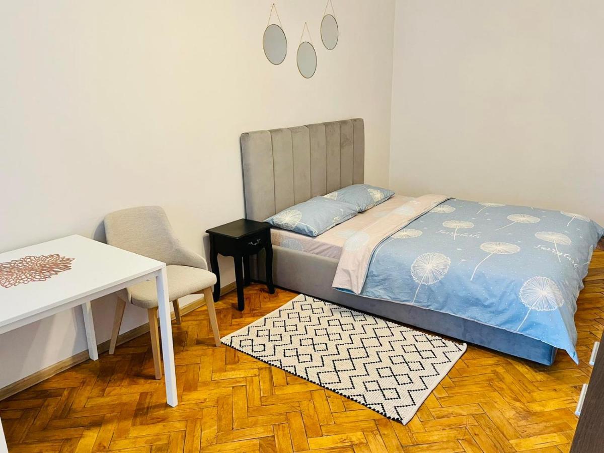 Джерельна 25, Апартаменти В Центрі З Двома Ізольованими Спальнями Lviv Eksteriør billede